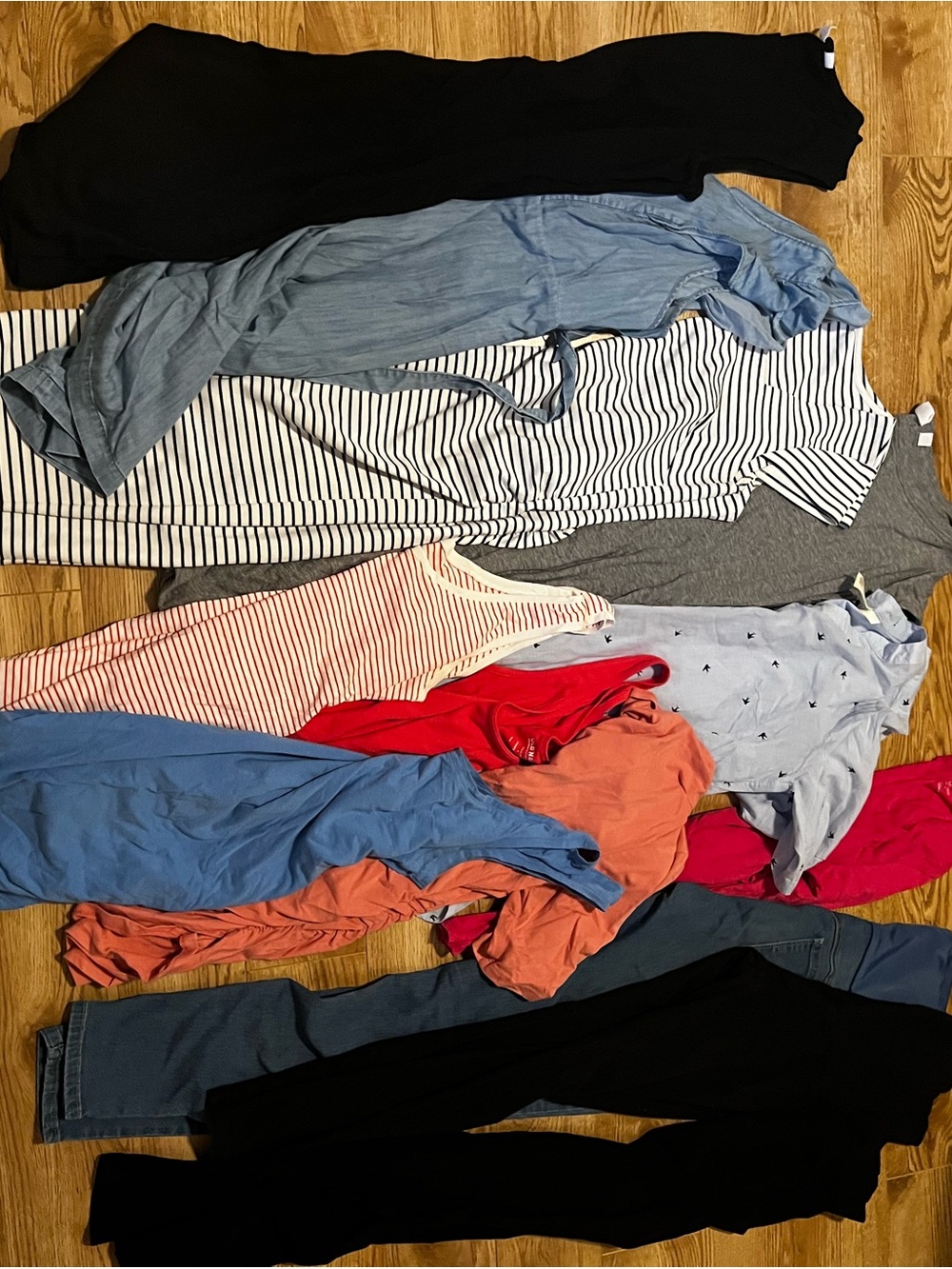 Maternity capsule wardrobe size small 13 items Gap Old Navy Seraphine H&M